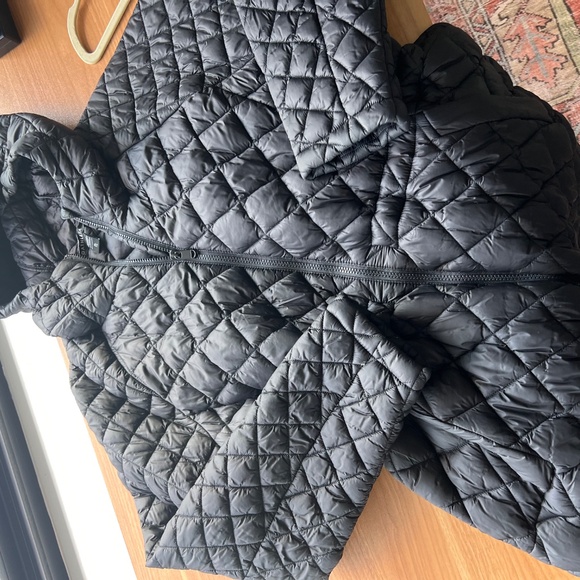 Athleta WHISPER FEATHERLESS PUFFER PARKA Size XL Black Coat - Picture 7 of 7